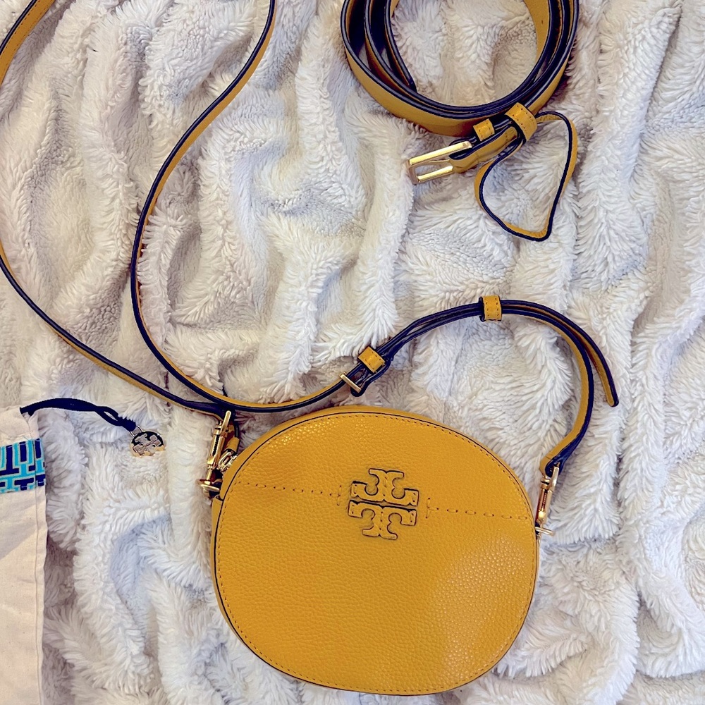 TORY BURCH MCGRAW CONVERTIBLE ROUND BELT BAG IN DAYLILY